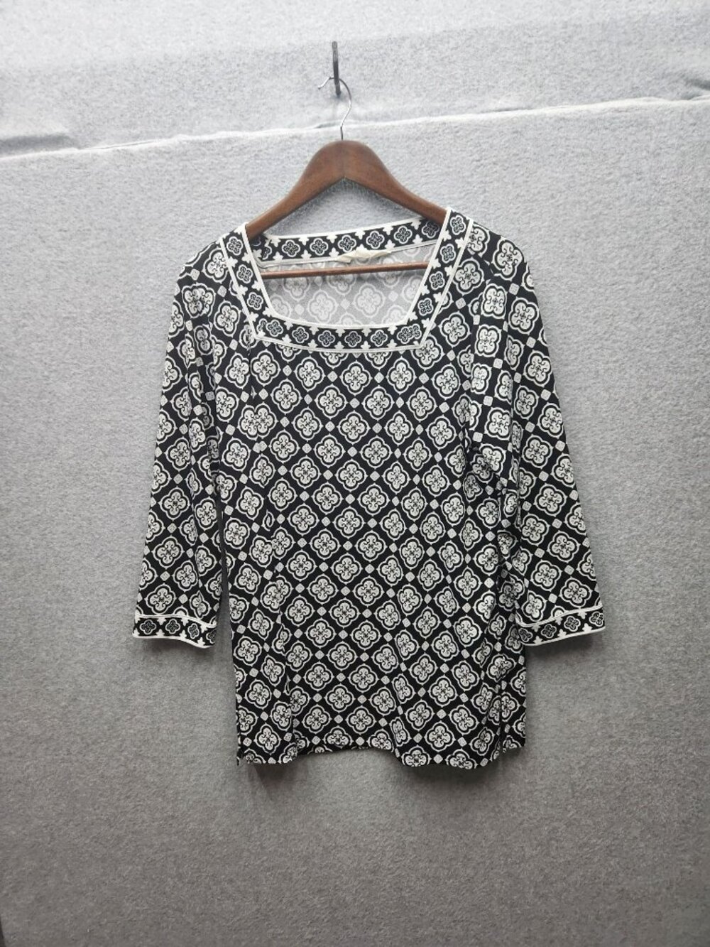 Magnolia Grace Womens Black & White Printed XL Top With 3/4 Sleeves And Square N